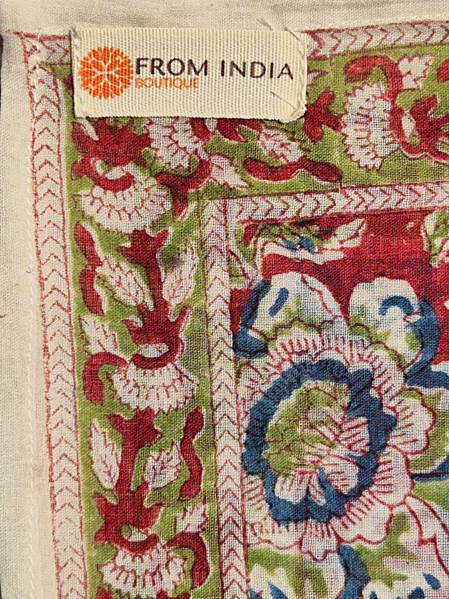 Bandana carré Mangalore 50x50 cm en coton Block Print, motif floral bleu, vert et écru sur fond bordeaux avec bordure décorative, From India Boutique