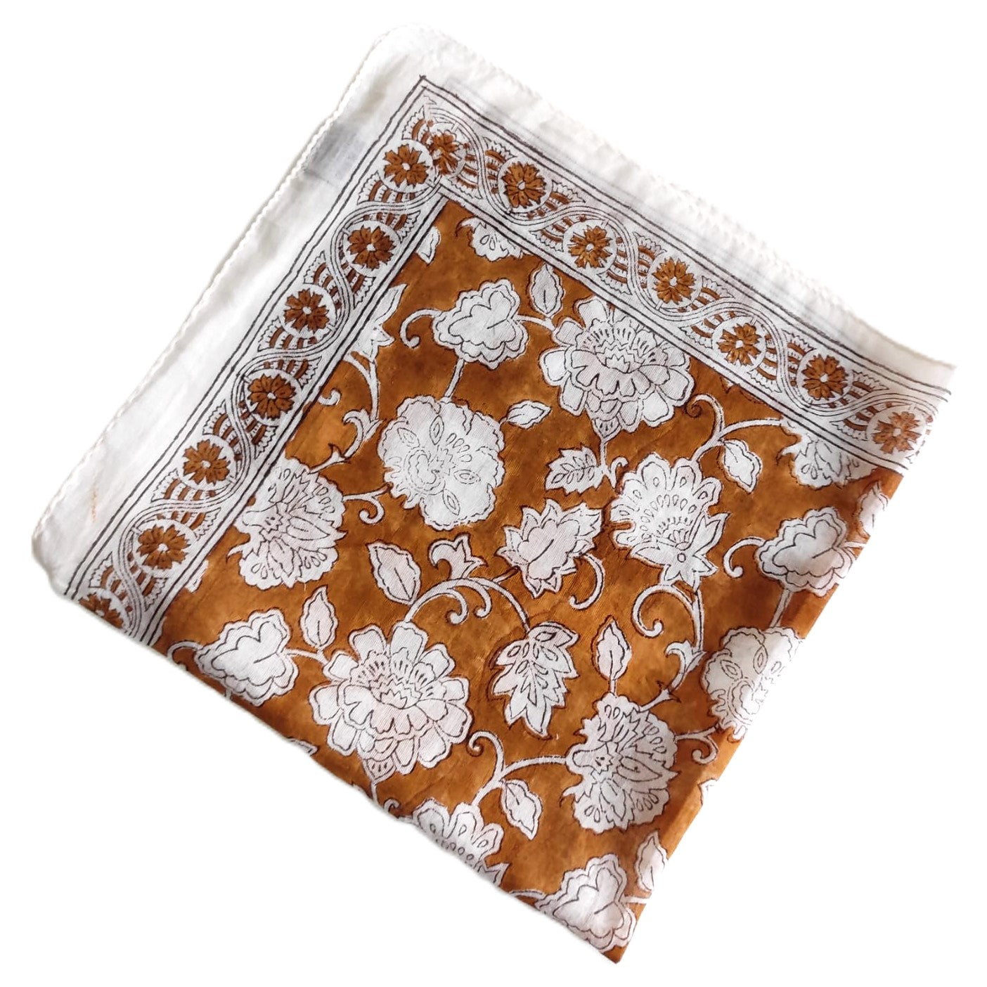 Bandana carré Agra 50x50 cm en coton Block Print, motif floral camel et écru avec bordure décorative blanche, From India Boutique.