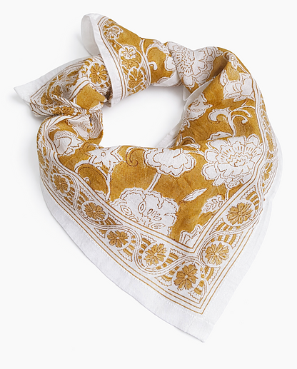 Bandana carré Agra 50x50 cm en coton Block Print, motif floral camel et écru avec bordure décorative blanche, From India Boutique.