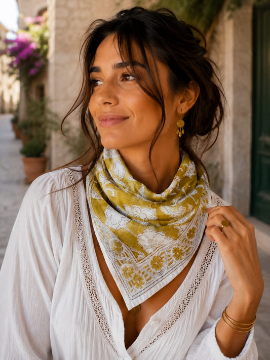 Bandana carré Agra 50x50 cm en coton Block Print, motif floral camel et écru avec bordure décorative blanche, From India Boutique.