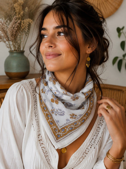 Bandana Benares 50x50 cm en coton Block Print, motif floral marron et bleu grisé sur fond écru avec bordure décorative marron, From India Boutique.