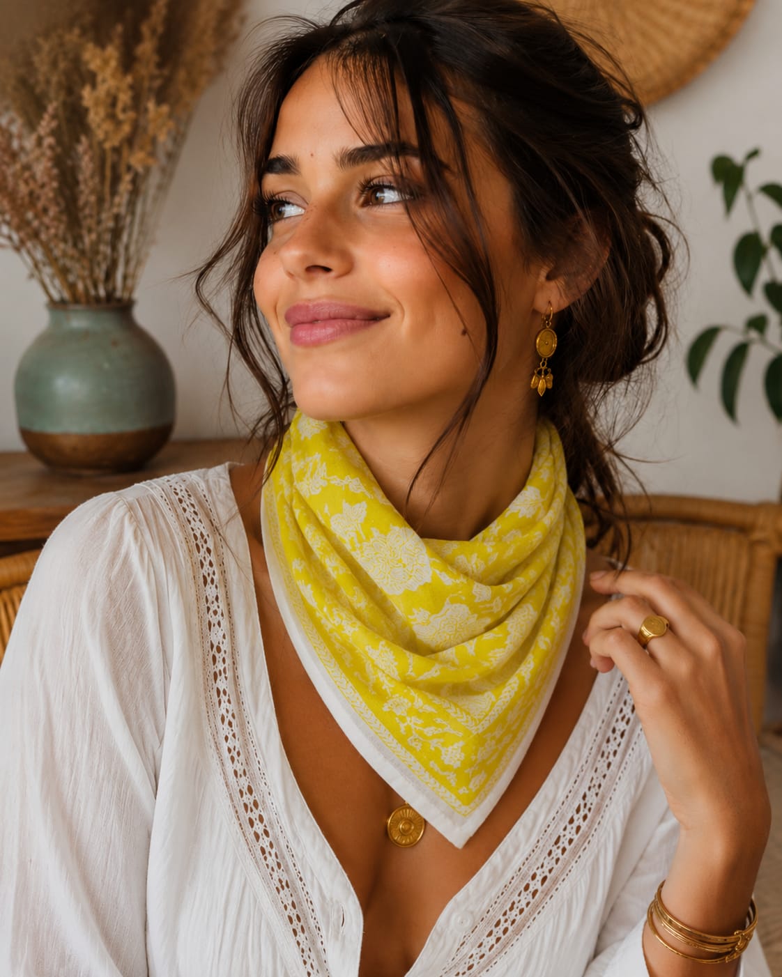 Bandana carré Cochin 50x50 cm en coton Block Print, motif floral jaune moutarde et écru avec bordure décorative, From India Boutique.