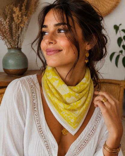 Bandana carré Cochin 50x50 cm en coton Block Print, motif floral jaune moutarde et écru avec bordure décorative, From India Boutique.