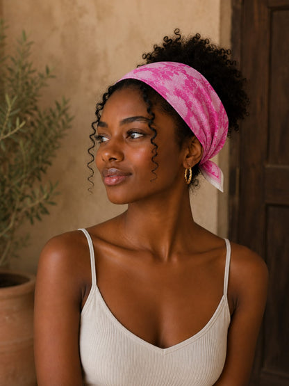 Bandana carré Delhi 50x50 cm en coton Block Print, motif floral écru sur fond rose fuchsia avec bordure décorative assortie, From India Boutique.