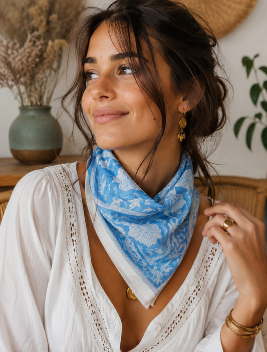 Bandana carré Goa 50x50 cm en coton Block Print, motif floral écru sur fond bleu avec bordure décorative assortie, From India Boutique.