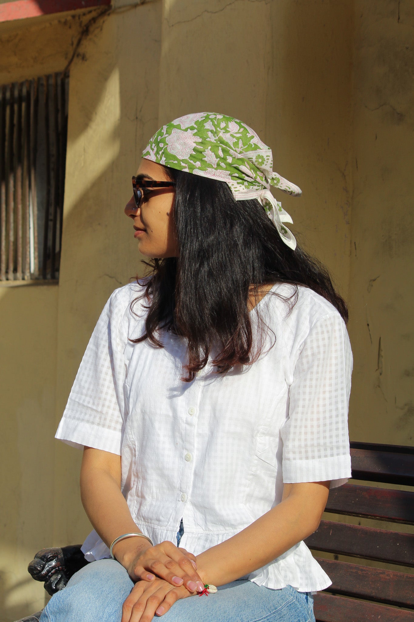 Bandana carré Jaipur 50x50 cm en coton Block Print, motif floral vert et rose poudré avec bordure décorative, From India Boutique.