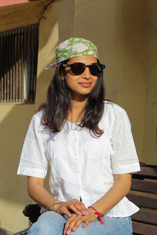 Bandana carré Jaipur 50x50 cm en coton Block Print, motif floral vert et rose poudré avec bordure décorative, From India Boutique.