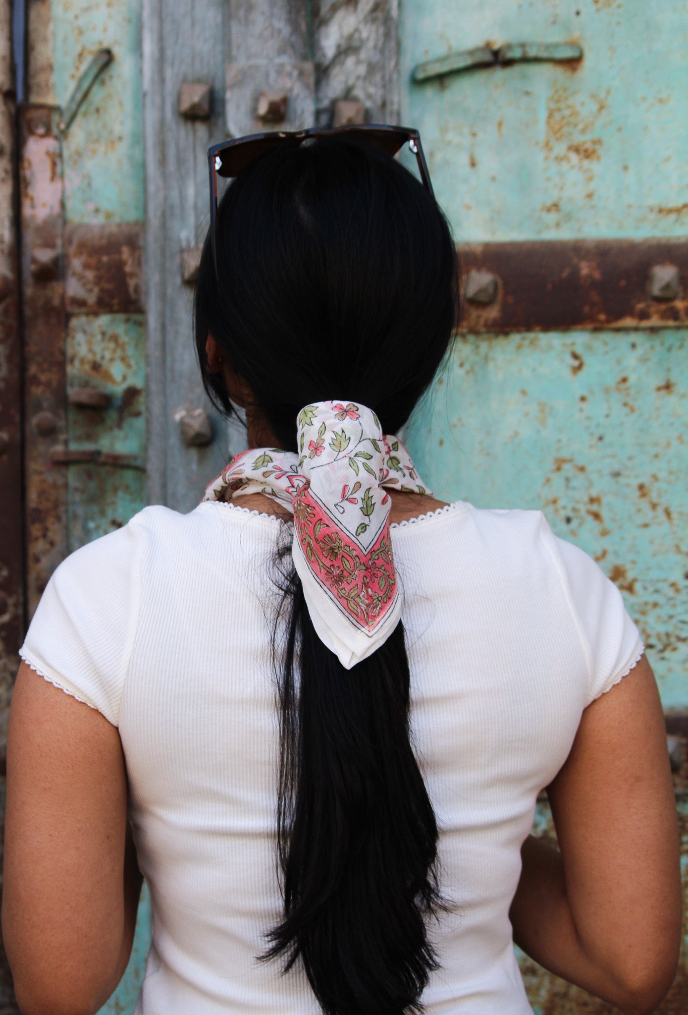 Bandana carré Kolkata 50x50 cm en coton Block Print, motif floral rose, vert et taupe sur fond écru avec bordure rose décorative, From India Boutique.