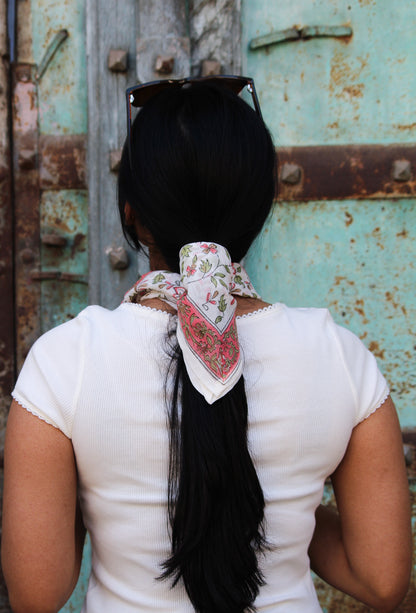 Bandana carré Kolkata 50x50 cm en coton Block Print, motif floral rose, vert et taupe sur fond écru avec bordure rose décorative, From India Boutique.