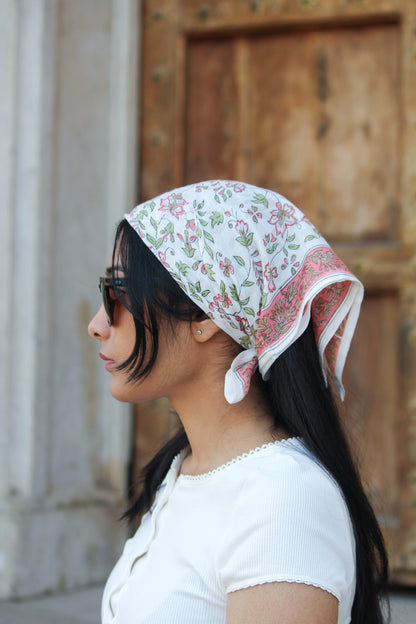 Bandana carré Kolkata 50x50 cm en coton Block Print, motif floral rose, vert et taupe sur fond écru avec bordure rose décorative, From India Boutique.