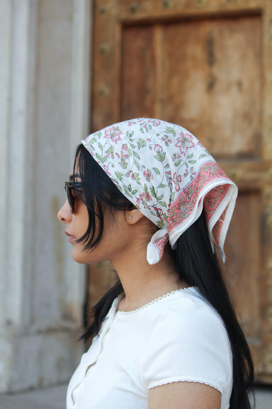 Bandana carré Kolkata 50x50 cm en coton Block Print, motif floral rose, vert et taupe sur fond écru avec bordure rose décorative, From India Boutique.