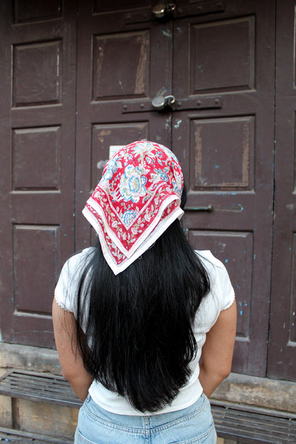 Bandana carré Mangalore 50x50 cm en coton Block Print, motif floral bleu, vert et écru sur fond bordeaux avec bordure décorative, From India Boutique