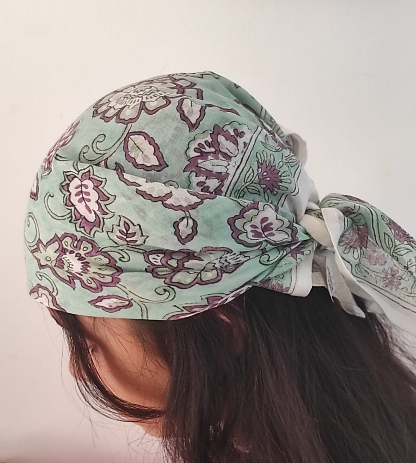 Bandana carré Mysore 50x50 cm en coton Block Print, motif floral violet, gris et écru sur fond vert d’eau avec bordure décorative, From India Boutique.