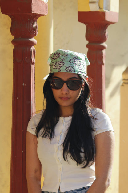 Bandana carré Mysore 50x50 cm en coton Block Print, motif floral violet, gris et écru sur fond vert d’eau avec bordure décorative, From India Boutique.
