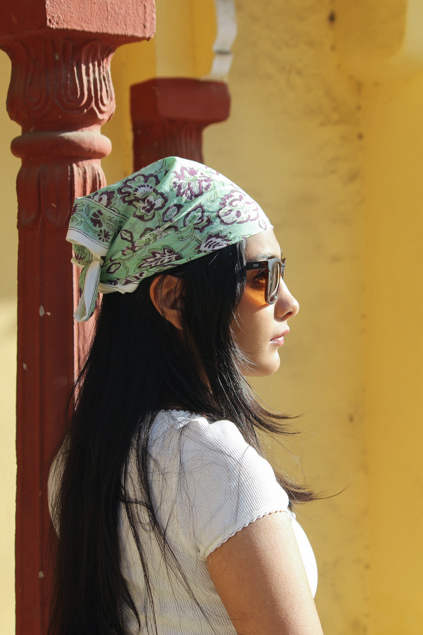 Bandana carré Mysore 50x50 cm en coton Block Print, motif floral violet, gris et écru sur fond vert d’eau avec bordure décorative, From India Boutique.