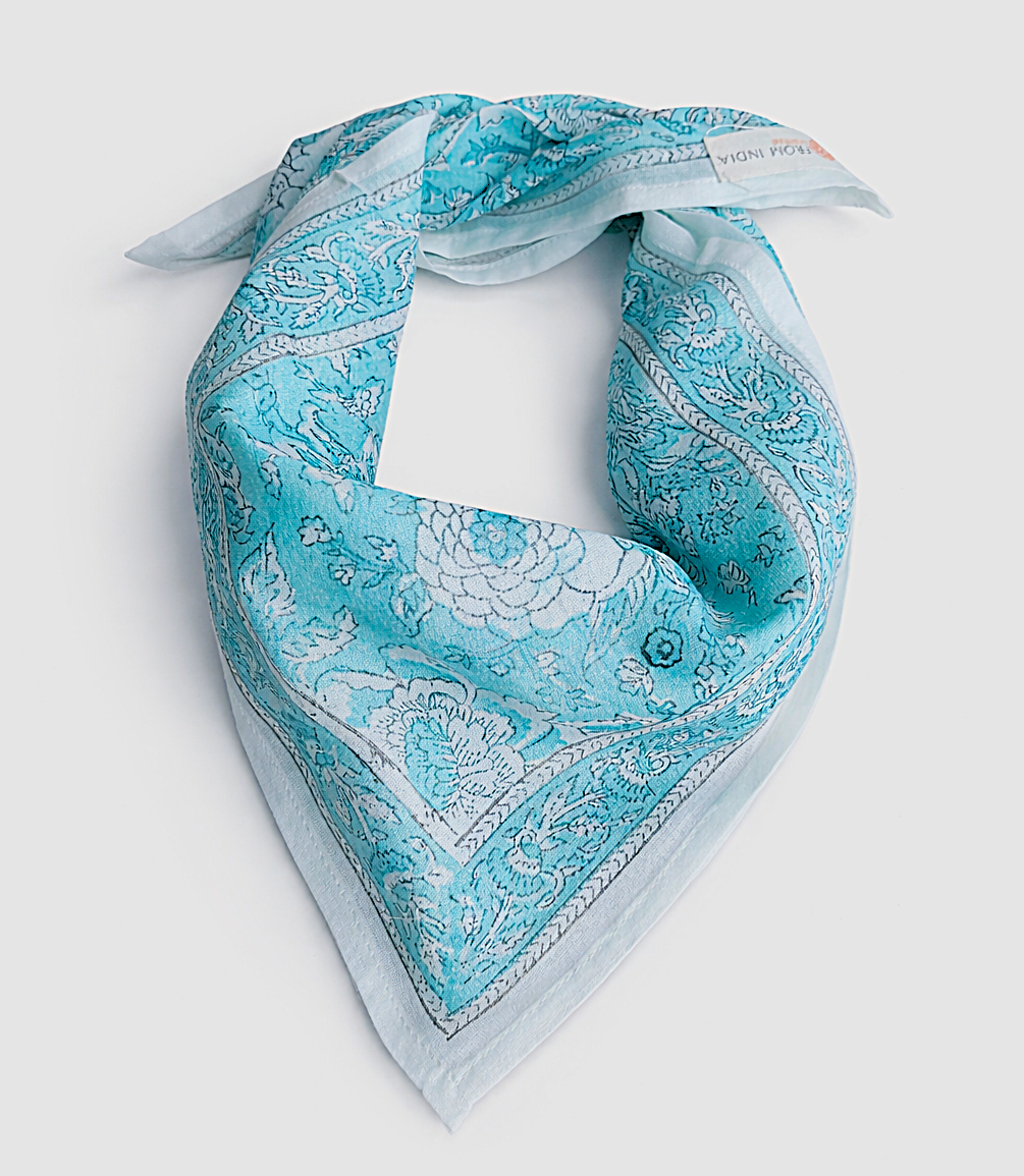Bandana carré Varanasi 50x50 cm en coton Block Print, motif floral écru sur fond bleu turquoise avec bordure décorative assortie, From India Boutique.