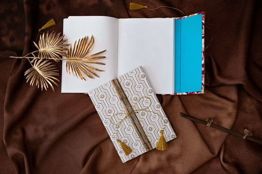 Carnet artisanal URVEE en papier coton recyclé avec couverture textile Block Print, fabriqué à Bangalore en Inde