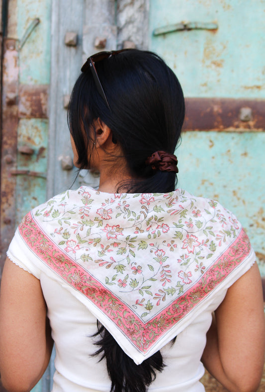 Cheich Chennai 75x75 cm en voile de coton blanc avec motifs floraux roses et verts, bordure rose, impression artisanale Block Print.