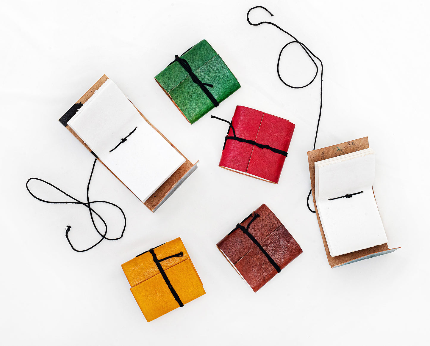 Carnet artisanal en cuir de chèvre – Papier recyclé – 8 x 8 cm