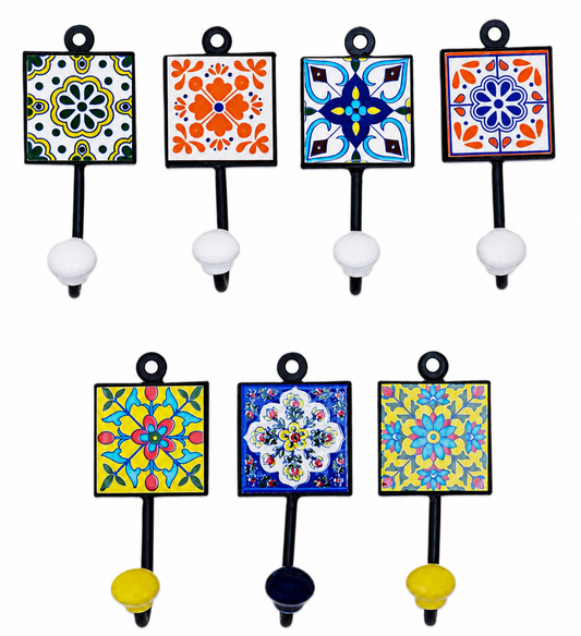 Collection de patères murales carrées en céramique peinte à la main, motifs colorés artisanaux du Rajasthan avec structure en métal noir.