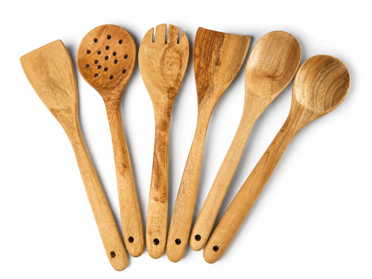Set de 6 ustensiles de cuisine artisanaux en bois de Neem naturel, fabriqués en Inde, comprenant cuillères, spatules, fourchette et écumoire.