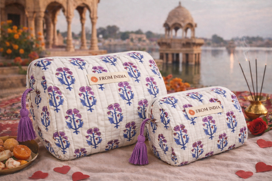 Deux trousses de toilette matelassées From India en coton imprimé Block Print bleu et violet, avec pompons assortis, présentées dans une ambiance indienne raffinée au bord d’un lac