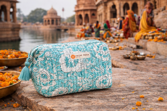 Trousse de toilette matelassée turquoise à motif floral blanc et bleu clair avec pompon turquoise From India Boutique