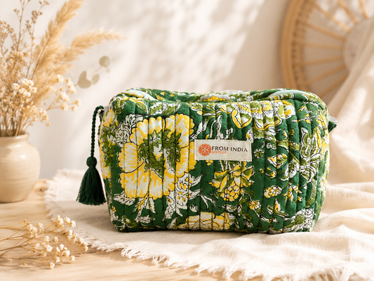Trousse de toilette matelassée verte à motif floral jaune blanc et vert clair avec pompon vert From India Boutique